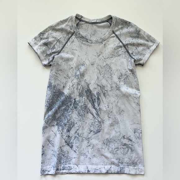 lululemon athletica Swiftly Tech Short Sleeve 2.0 -Multi Dye -Size 8 - Picture 2 of 7